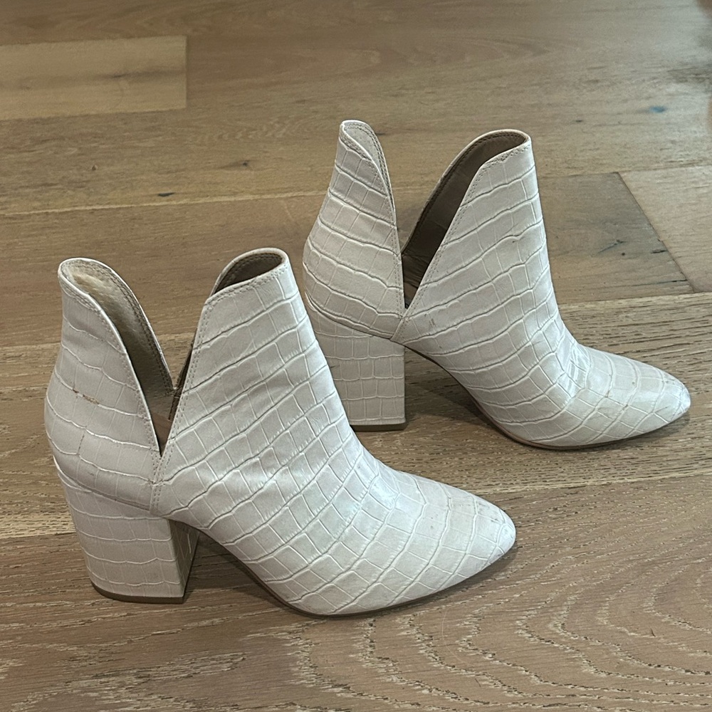 Steve Madden white boot - sz 9